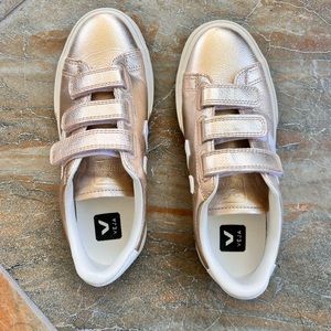 VEJA Recife Logo Leather Sneaker Gold